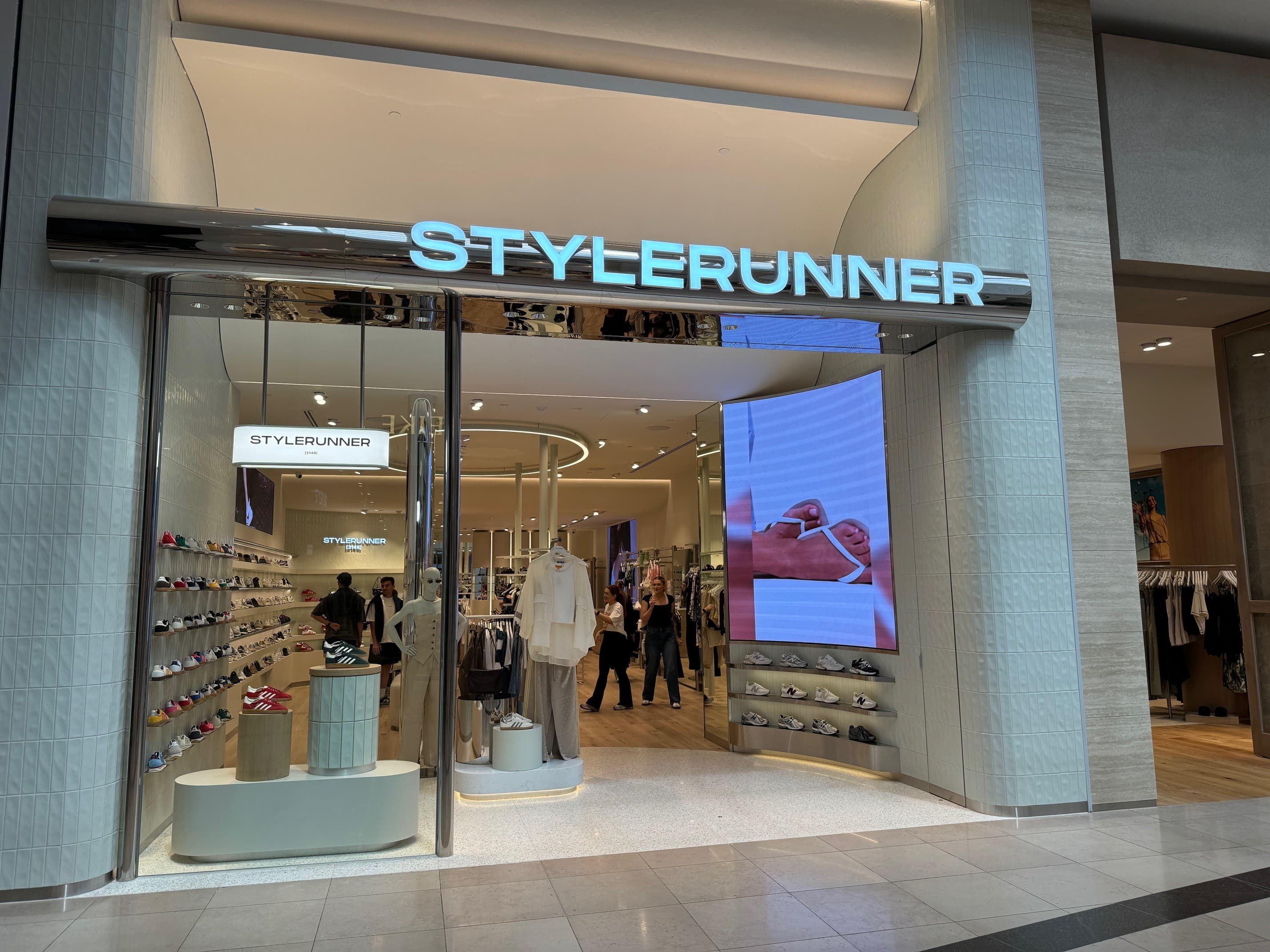 Stylerunner storefront with media screen and mannequins displaying product